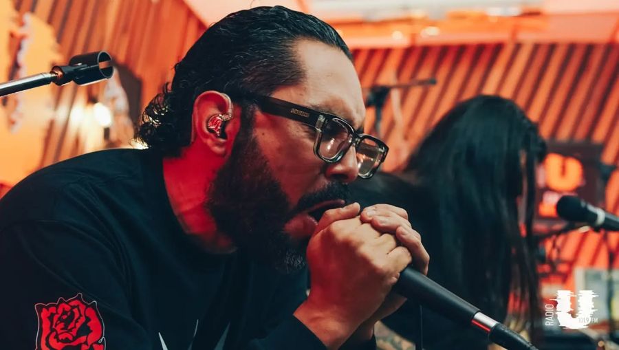 Edrei Cabezas cantando en la sesión