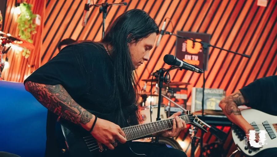 Gustavo Cabezas tocando la guitarra
